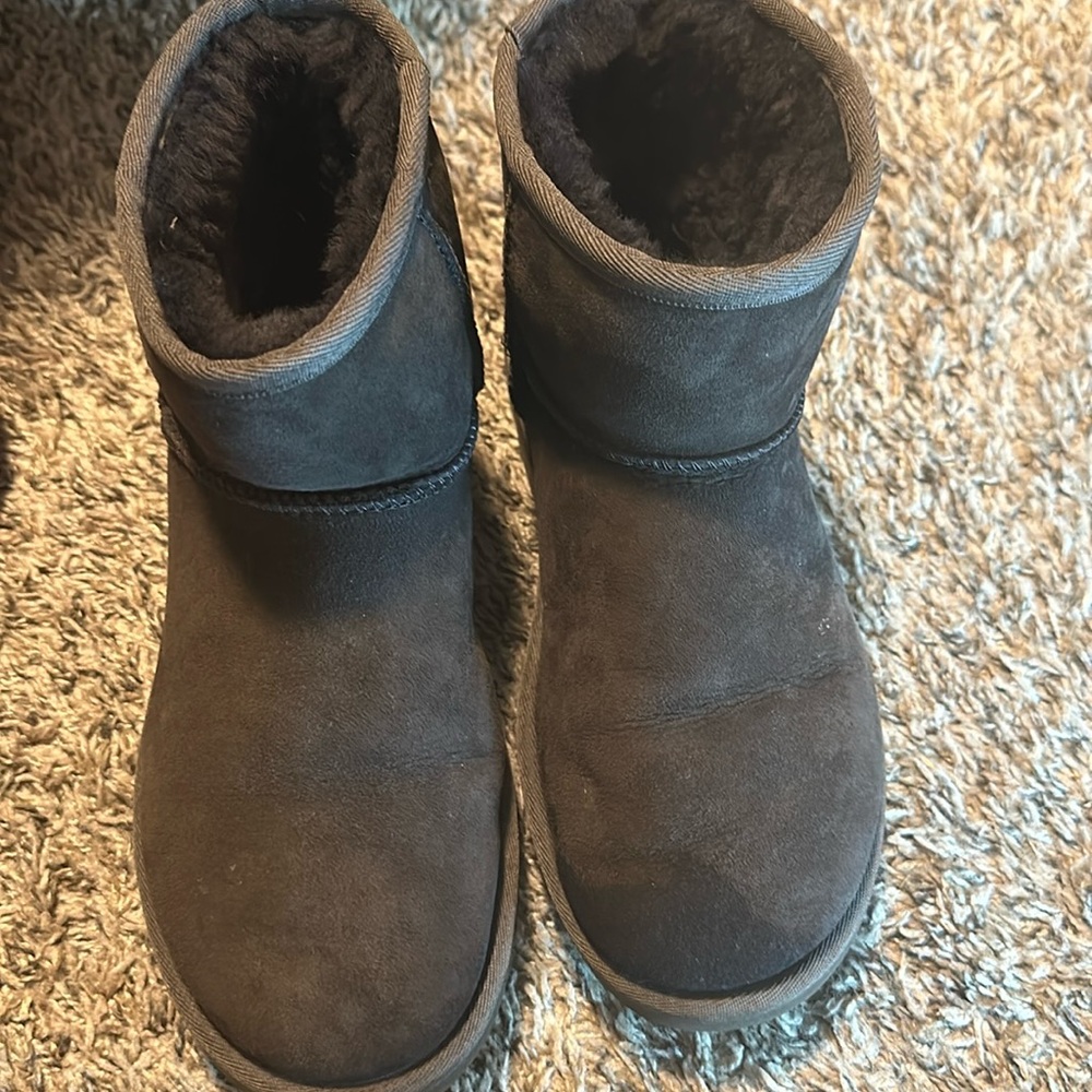 Woman’s mini Uggs boots dark brown size 7